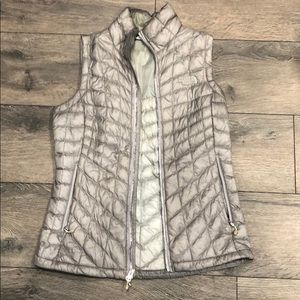 gray north face xs vest